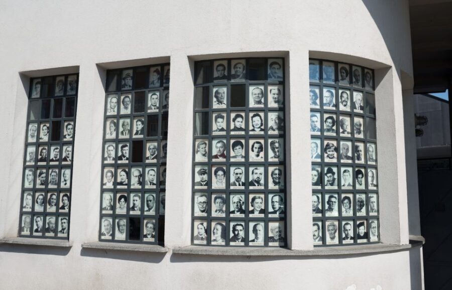 Krakow: Schindler's Factory, Jewish Ghetto & Salt Mine Tour - Walking the Former Jewish Ghetto (Podgórze) and Finding the Remaining Evidence