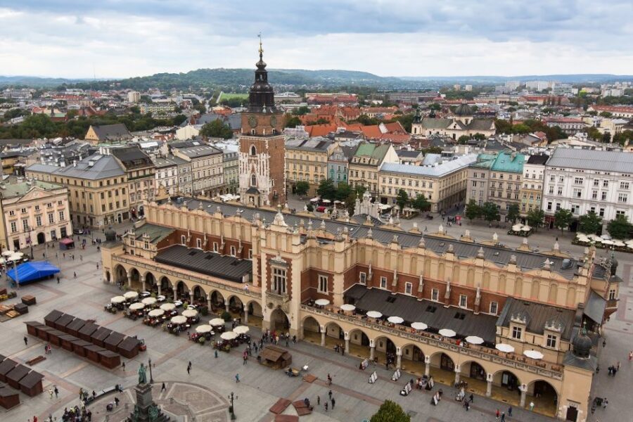 Kraków: Street Food and Historical Adventure - Street Food Meets Kraków’s Main Landmark at Kościół Mariacki