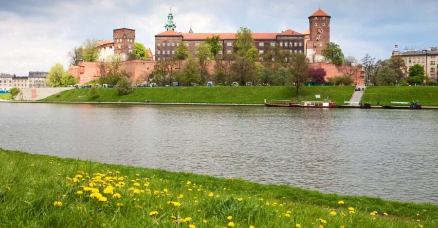 Krakow: Vistula River Cruise and Wieliczka Salt Mine Tour - Meeting at Bulwar Inflancki and finding the right boat